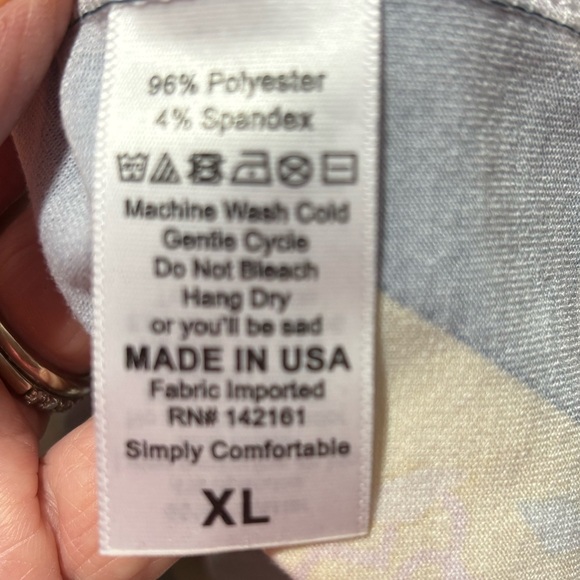 LuLaRoe XL Geometric Print WOMENS HIGH/low hem, short sleeve shirt. 29”-34” L - Picture 7 of 7